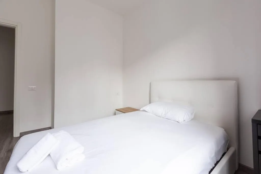 Large Apartment Close To Metro Milaan