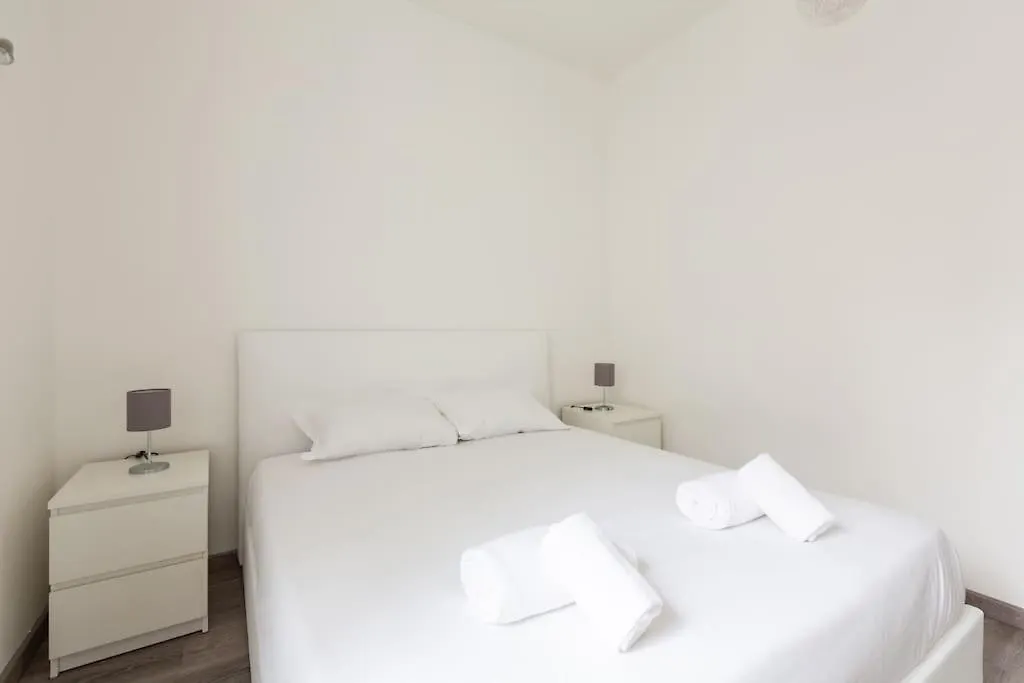 Large Apartment Close To Metro Milano Italia