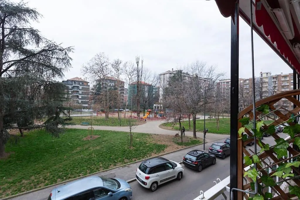 Large Apartment Close To Metro location