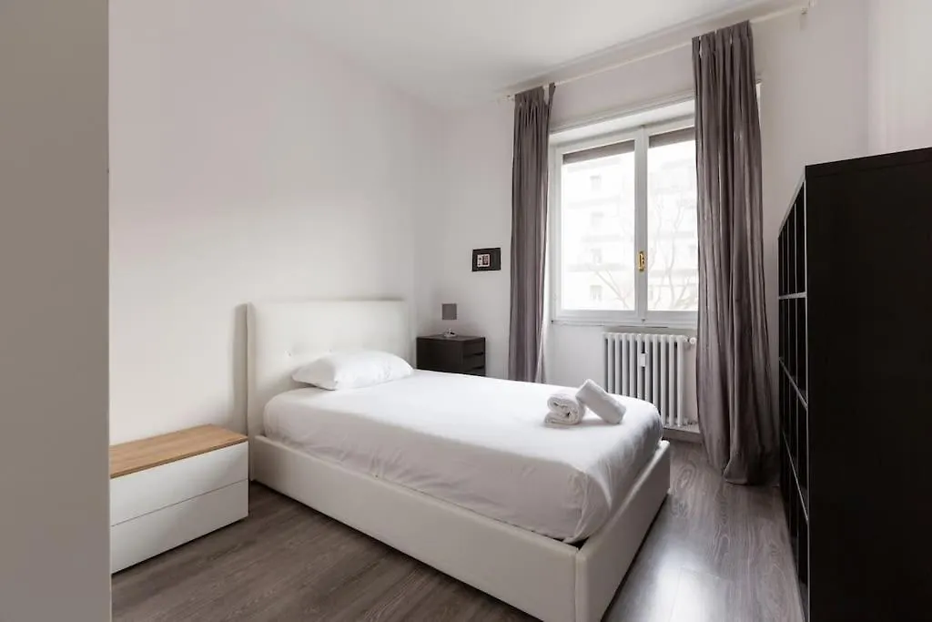 Large Apartment Close To Metro Milano