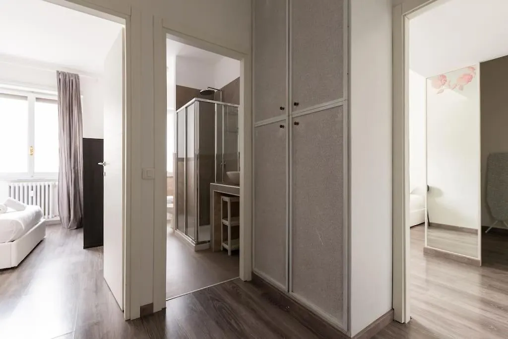 Large Apartment Close To Metro Milano Italia