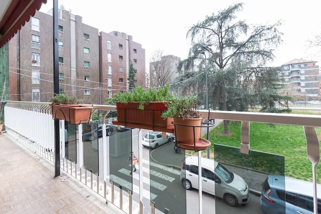 Large Apartment Close To Metro Milano