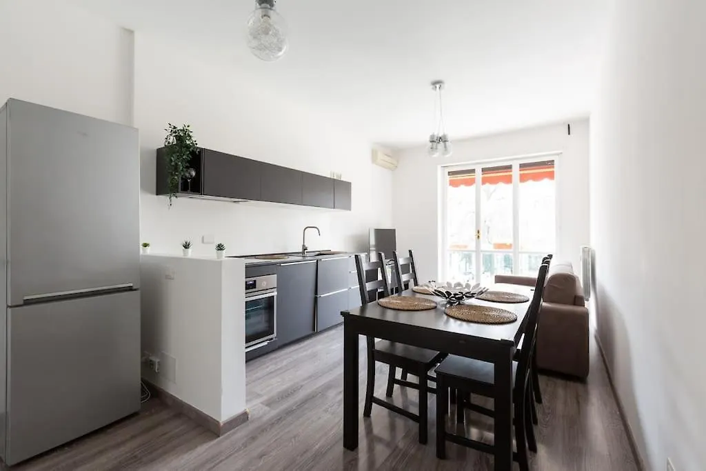 Large Apartment Close To Metro Milano 0*,  Italia