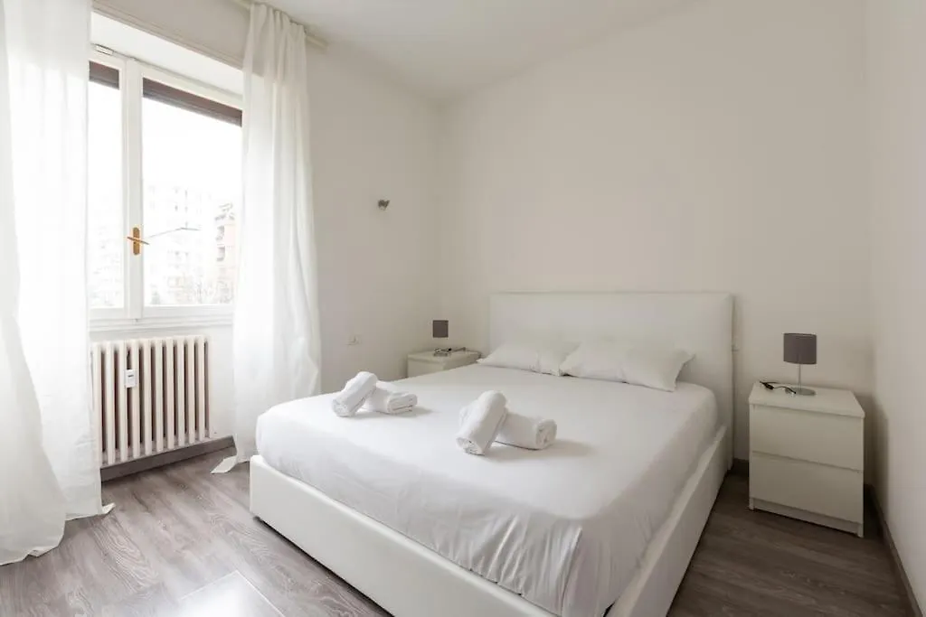 Large Apartment Close To Metro Milano