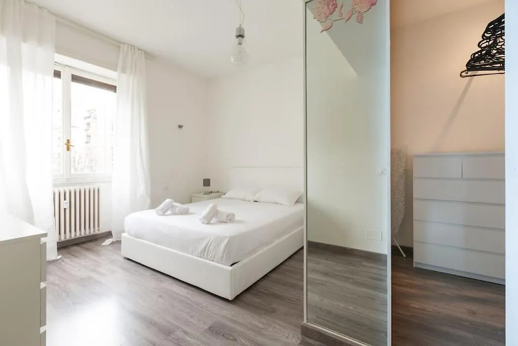 Large Apartment Close To Metro Milano Italia