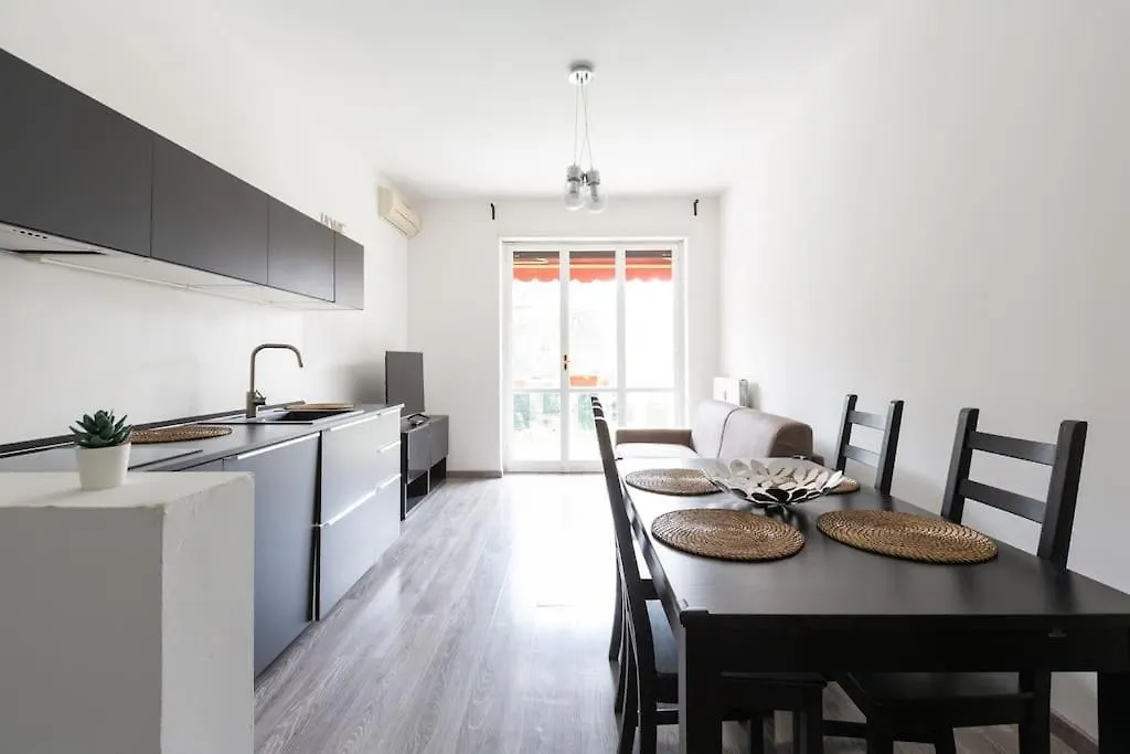 Large Apartment Close To Metro Milano